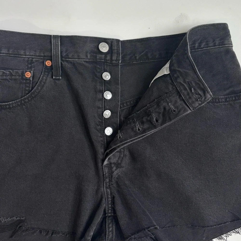 Levi’s 501 High Rise Raw Hem Black Denim Jean Shorts Size 32